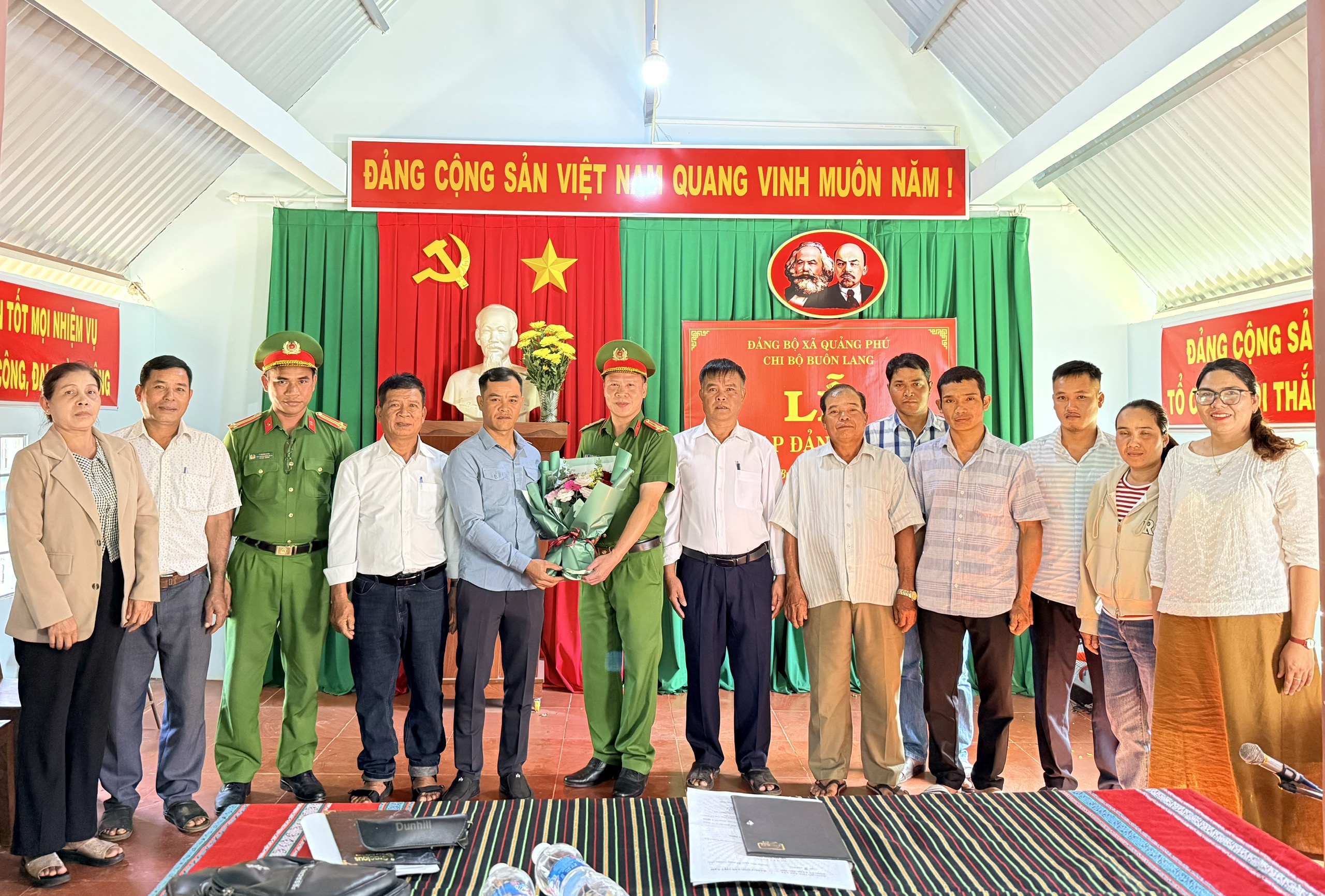 Tặng hoa chúc mừng đảng viên mới